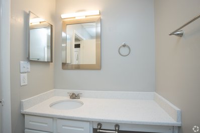 bathtoom at Willow Lakes located in Spartanburg, SC